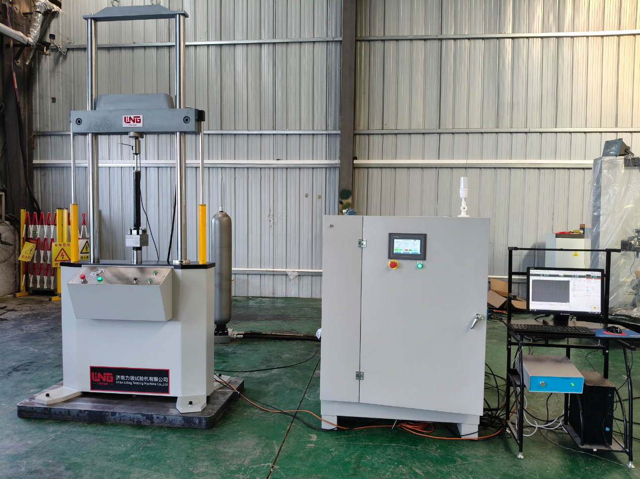 La máquina de prueba de fatiga del amortiguador ordenada por una universidad ha sido puesta en marcha para su envío.