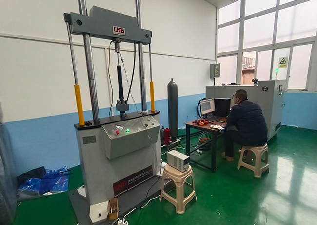 La máquina de señalización del amortiguador de collar de Jinan ayuda a la investigación científica de la universidad, la puesta en servicio de equipos personalizados se completó con éxito