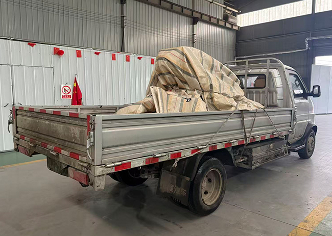 El vehículo especial del detector de pernos de alta resistencia de visualización digital llega al sitio del cliente.