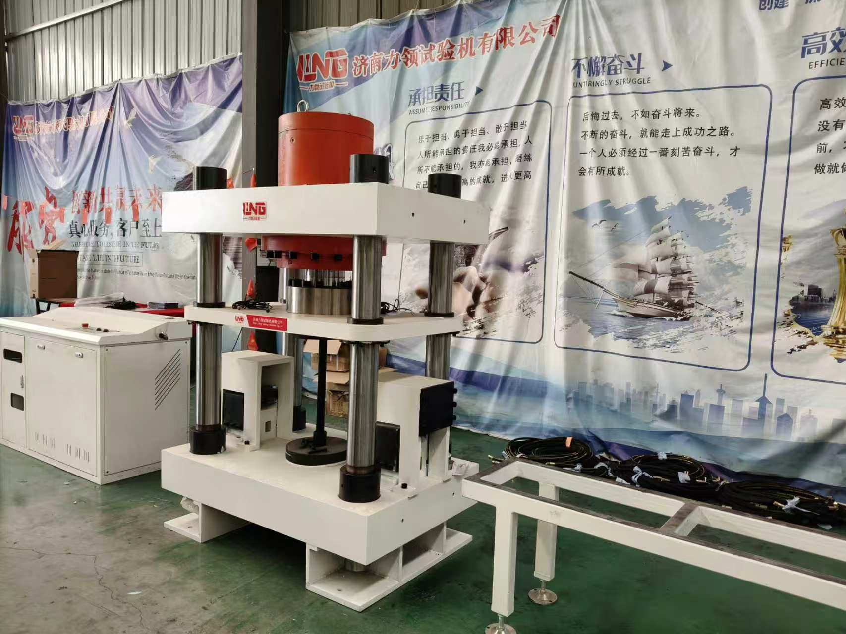 La empresa Jinan Liling Testing Machine Co., Ltd. ha desarrollado y fabricado el LFY-3000GW, una máquina de prueba de flexión estática de rieles controlada por microcomputadora, un equipo de inspección especializado completamente adaptado a los estándares de la industria ferroviaria.